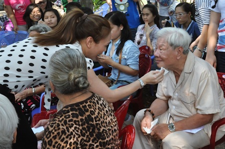 Mỹ Tâm tới thăm các nghệ sĩ neo đơn - 2 Mỹ Tâm thăm hỏi sức khoẻ các nghệ sĩ lớn tuổi, neo đơn