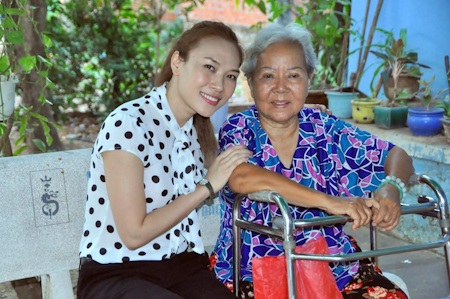 Mỹ Tâm tới thăm các nghệ sĩ neo đơn - 9 Chụp hình lưu niệm với các nghệ sĩ