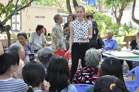 Mỹ Tâm tới thăm các nghệ sĩ neo đơn - 3 Lắng nghe họ chia sẻ những tâm tư tình cảm