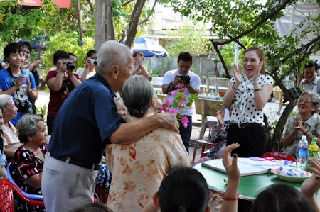Mỹ Tâm tới thăm các nghệ sĩ neo đơn - 4 Mỹ Tâm cho biết, những chuyến thăm như thế này là điều cần làm của bất kỳ nghệ sĩ trẻ nào