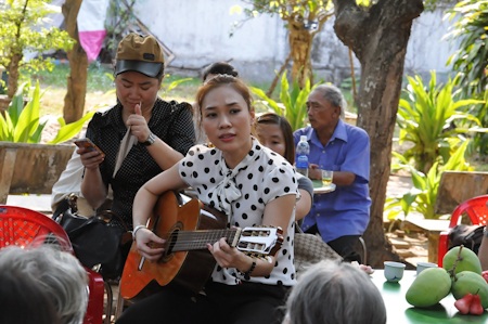 Mỹ Tâm tới thăm các nghệ sĩ neo đơn - 5 Cô cũng hát tặng các nghệ sĩ neo đơn 3h liền