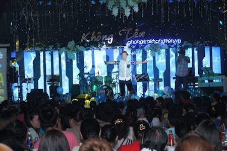 Mr Đàm trả lời chuyện ngồi ghế "nóng" của Giọng hát Việt - 2 Mr Đàm biểu diễn rất sung trong buổi giao lưu