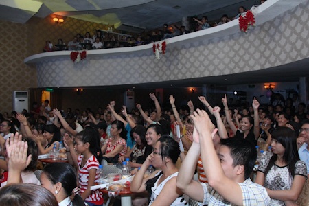 Mr Đàm trả lời chuyện ngồi ghế "nóng" của Giọng hát Việt - 5 Rất đông fan đến trò chuyện với Mr Đàm
