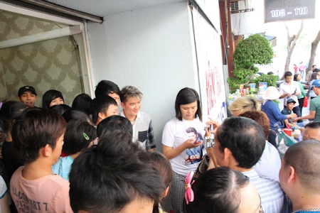 Mr Đàm trả lời chuyện ngồi ghế "nóng" của Giọng hát Việt - 6 Rất đông fan đến trò chuyện với Mr Đàm