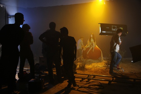 Ê-kip của Thuỷ Tiên đã phải dựng một bãi biển nhân tạo tại trường quay.