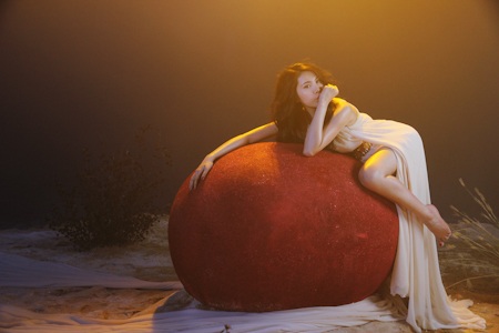 Để làm được điều đó, nàng tiên cá chấp nhận đánh đổi giọng hát để lấy đôi chân