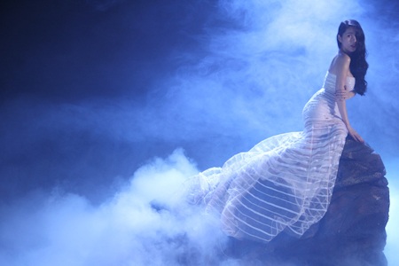 Trong MV, cô hoá thân thành nàng tiên cá đi tìm hoàng tử của chính mình