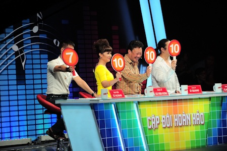 Giám khảo Cặp đôi hoàn hảo vẫn chưa làm khán giả thoả mãn - 2 Lê Hoàng (ngoài cùng bên trái) thường một mình một lối trong cách cho điểm