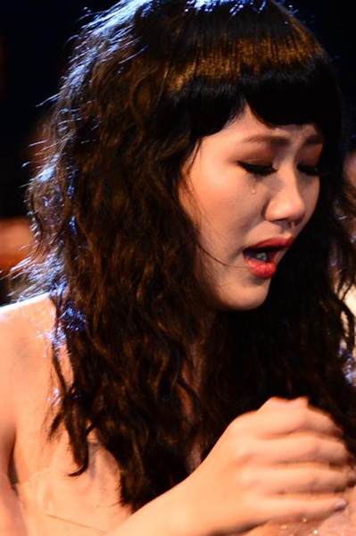 Hoài Linh lập cú đúp tại HTV Awards - 12 Cô gái trẻ đã không nén nổi những giọt nước mắt hạnh phúc