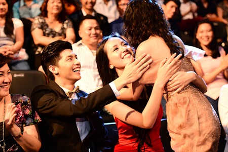 Hoài Linh lập cú đúp tại HTV Awards - 13 Cô gái trẻ đã không nén nổi những giọt nước mắt hạnh phúc