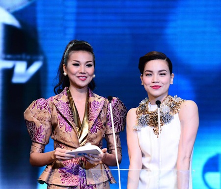 Hoài Linh lập cú đúp tại HTV Awards - 10 Thanh Hằng và Hồ Ngọc Hà trao giải Nữ ca sĩ xuất sắc