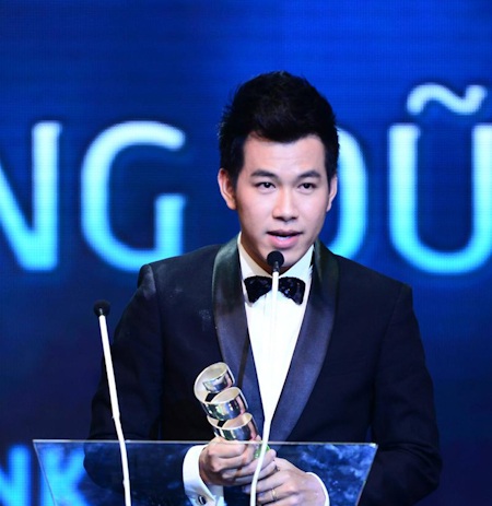 Hoài Linh lập cú đúp tại HTV Awards - 14 Hồ Trung Dũng giành chiến thắng bất ngờ ở hạng mục Nam ca sĩ xuất sắc