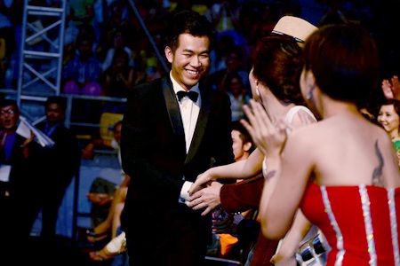 Hoài Linh lập cú đúp tại HTV Awards - 15 Hồ Trung Dũng giành chiến thắng bất ngờ ở hạng mục Nam ca sĩ xuất sắc