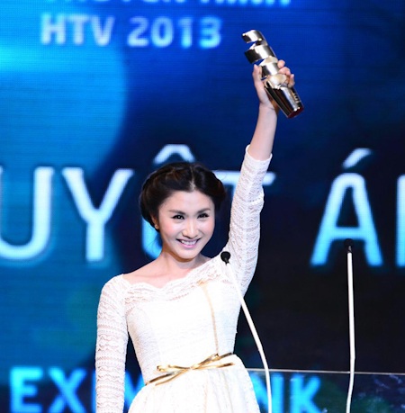 Hoài Linh lập cú đúp tại HTV Awards - 2 Nguyệt Ánh hạnh phúc khi được xướng tên ở hạng mục Nữ diễn viên phụ xuất sắc nhất