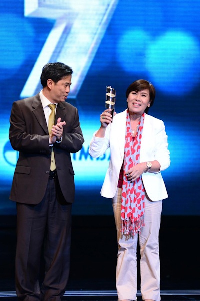 Hoài Linh lập cú đúp tại HTV Awards - 24 Biên kịch Châu Thổ với giải Cống hiến ở lĩnh vực phim truyền hình