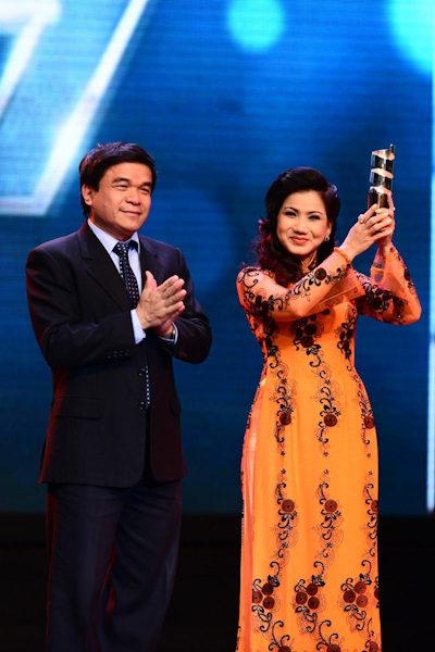 Hoài Linh lập cú đúp tại HTV Awards - 25 NSƯT Phượng Loan được trao giải Cống hiến ở lĩnh vực Sân khấu