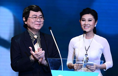 Hoài Linh lập cú đúp tại HTV Awards - 20 NSND Thanh Tòng và con gái cưng công bố giải Nam nghệ sĩ cải lương xuất sắc