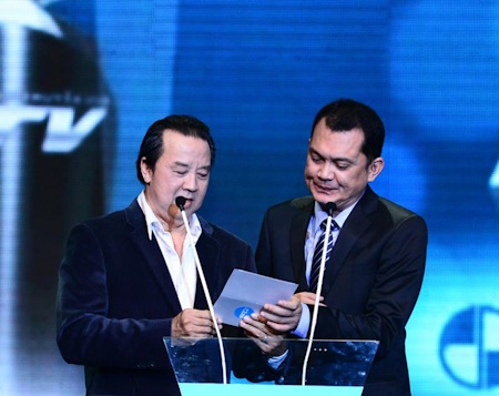 Hoài Linh lập cú đúp tại HTV Awards - 16 NSƯT Bảo Quốc và NSƯT Hữu Châu công bố giải Nghệ sĩ kịch nói và hài xuất sắc