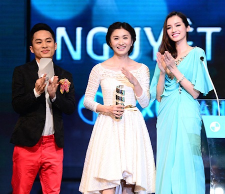 Hoài Linh lập cú đúp tại HTV Awards - 3 Tùng Dương và Trương Tri Trúc Diễm trao giải cho Nguyệt Ánh