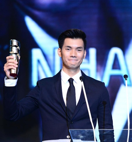 Hoài Linh lập cú đúp tại HTV Awards - 8 Nhan Phúc Vinh xúc động với giải Nam diễn viên chính xuất sắc do Anh Thư và Võ Thành Tâm trao