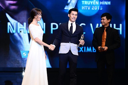 Hoài Linh lập cú đúp tại HTV Awards - 7 Nhan Phúc Vinh xúc động với giải Nam diễn viên chính xuất sắc do Anh Thư và Võ Thành Tâm trao