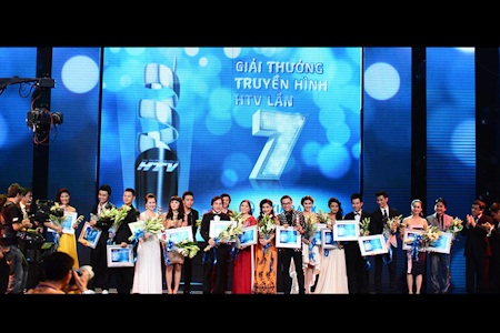 Hoài Linh lập cú đúp tại HTV Awards - 26 Các nghệ sĩ giành giải HTV lần thứ 7 cùng xuất hiện trên sân khấu.