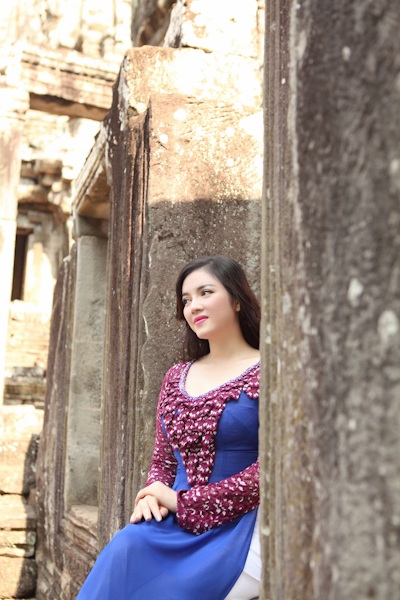 Lý Nhã Kỳ học chơi đàn dân tộc Campuchia - 8 Một số hình ảnh Lý Nhã Kỳ tại Siêm Riệp