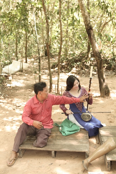 Lý Nhã Kỳ học chơi đàn dân tộc Campuchia - 2 Lý Nhã Kỳ tập chơi đàn Kanhi