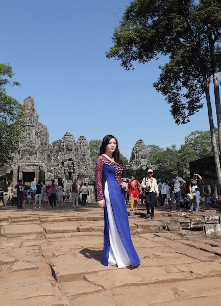 Lý Nhã Kỳ học chơi đàn dân tộc Campuchia - 6 Một số hình ảnh Lý Nhã Kỳ tại Siêm Riệp
