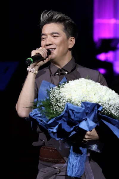 Mr Đàm viết “thư ngỏ” xin chuộc... đồng hồ - 1 Mr Đàm luôn mang theo chiếc đồng hồ này khi đi diễn