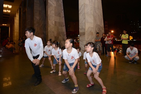 Tự Long, Thái Thuỳ Linh cũng nhảy Gangnam Style - 12 Giang Popper và Đăng Quân cũng tham gia trong chương trình