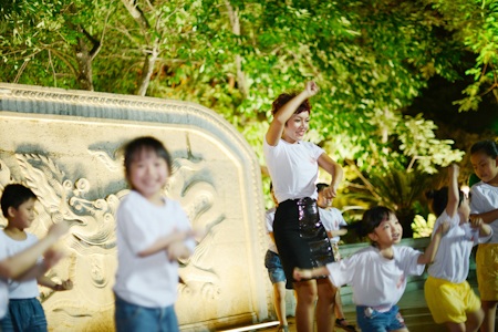 Tự Long, Thái Thuỳ Linh cũng nhảy Gangnam Style - 5 Thái Thuỳ Linh tập luyện với các em thiếu nhi