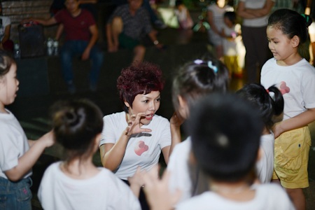 Tự Long, Thái Thuỳ Linh cũng nhảy Gangnam Style - 2 Thái Thuỳ Linh tập luyện với các em thiếu nhi