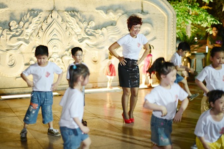 Tự Long, Thái Thuỳ Linh cũng nhảy Gangnam Style - 3 Thái Thuỳ Linh tập luyện với các em thiếu nhi