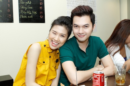 Vĩnh Thuỵ công khai tình cảm với Thu Hằng - 4 Nam Cường chụp ảnh cùng Thu Hằng