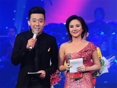 Trấn Thành “chặt” Lê Hoàng trên sóng truyền hình - 1 Trấn Thành đã có nhiều màn chặt chém Lê Hoàng