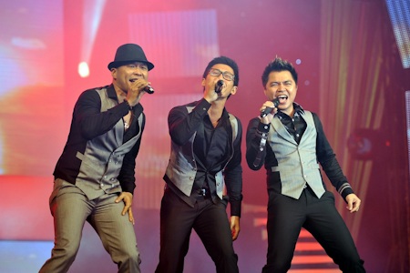 Lam Trường hát gần 20 ca khúc trong một đêm - 4 Với liên khúc Rock Sài Gòn nhóm MTV gợi cho khán giả nhớ về thời hoàng kim của họ.