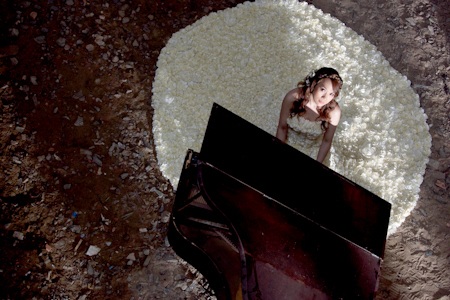 Mỹ Tâm “đốt cháy cây đàn” - 3 Một số hình ảnh trong MV mới của Mỹ Tâm