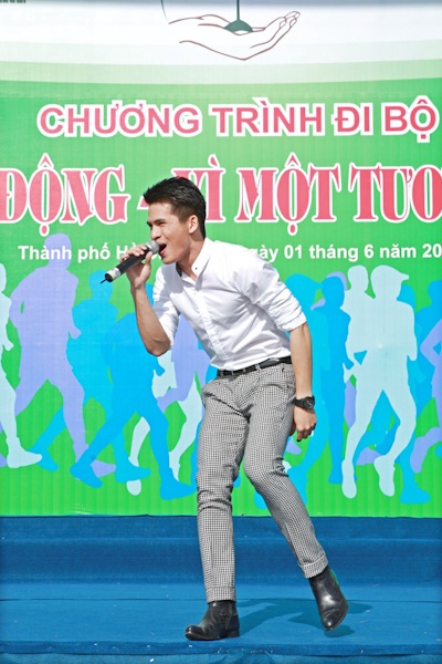 Vy Oanh “xanh mướt” đi bộ vì môi trường - 9 Quốc Thiên Idol và Vy Oanh