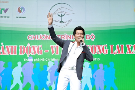Vy Oanh “xanh mướt” đi bộ vì môi trường - 12 Ca sĩ Nguyễn Phi Hùng