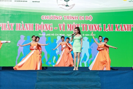 Vy Oanh “xanh mướt” đi bộ vì môi trường - 4 Cô cũng diễn rất xung trên sân khấu