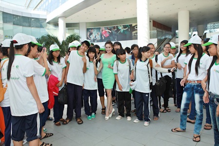 Vy Oanh “xanh mướt” đi bộ vì môi trường - 6 Chụp hình lưu niệm với các thành viên tham gia hoạt động