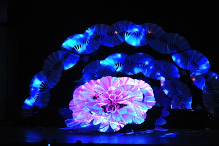 Sân khấu chương trình được thiết kế khá đẹp