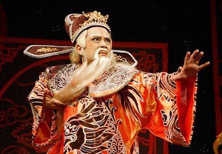 Nghệ sĩ và cuộc sống sau tấm màn nhung - 2 Thành Lộc đã phải bỏ cải lương qua kịch nói để tồn tại, nhưng anh vẫn đau đáu với cải lương.