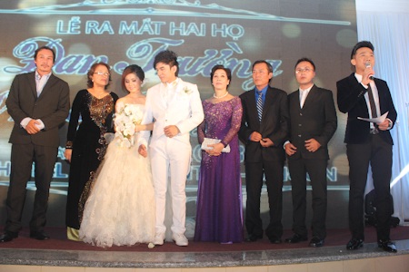 Đan Trường hôn vợ đắm đuối ngày ra mắt hai họ - 5 Khoảng 3 tháng sau đám cưới tại Mỹ, Đan Trường lần đầu tiên đưa vợ về ra mắt hai họ và bạn bè.