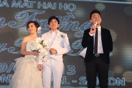 Đan Trường hôn vợ đắm đuối ngày ra mắt hai họ - 4 Khoảng 3 tháng sau đám cưới tại Mỹ, Đan Trường lần đầu tiên đưa vợ về ra mắt hai họ và bạn bè.
