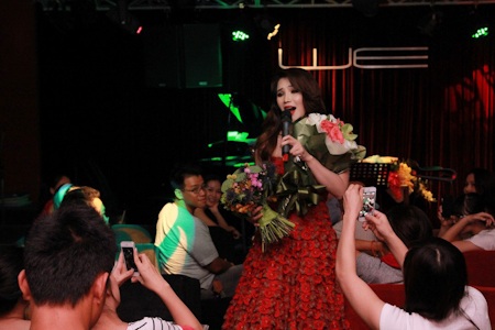 Hà Dũng giới thiệu con gái với Hồ Quỳnh Hương - 6 Một số hình ảnh của Hồ Quỳnh Hương trong đêm nhạc tối 6/7