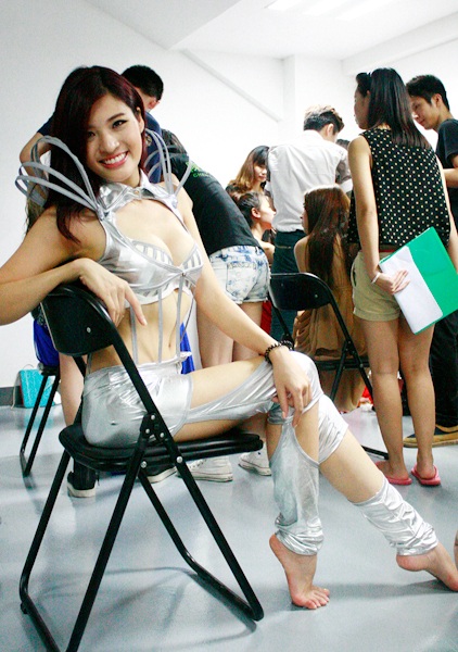 Đại diện Việt Nam toả sáng ở vòng thi áo tắm - 2 Hai đại diện Việt Nam trong phần chuẩn bị cho cuộc thi