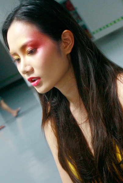 Đại diện Việt Nam toả sáng ở vòng thi áo tắm - 4 Hai đại diện Việt Nam trong phần chuẩn bị cho cuộc thi