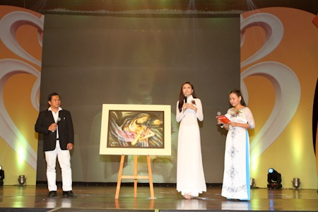 Hoa hậu Diễm Hương đấu giá các vật phẩm nhằm thu tiền từ thiện